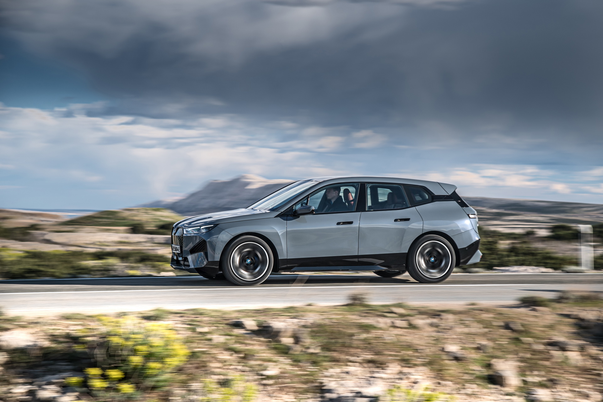 BMW’s 2022 iX xDrive50 Is A Big Electric SUV That’ll Cost You At Least $83,200