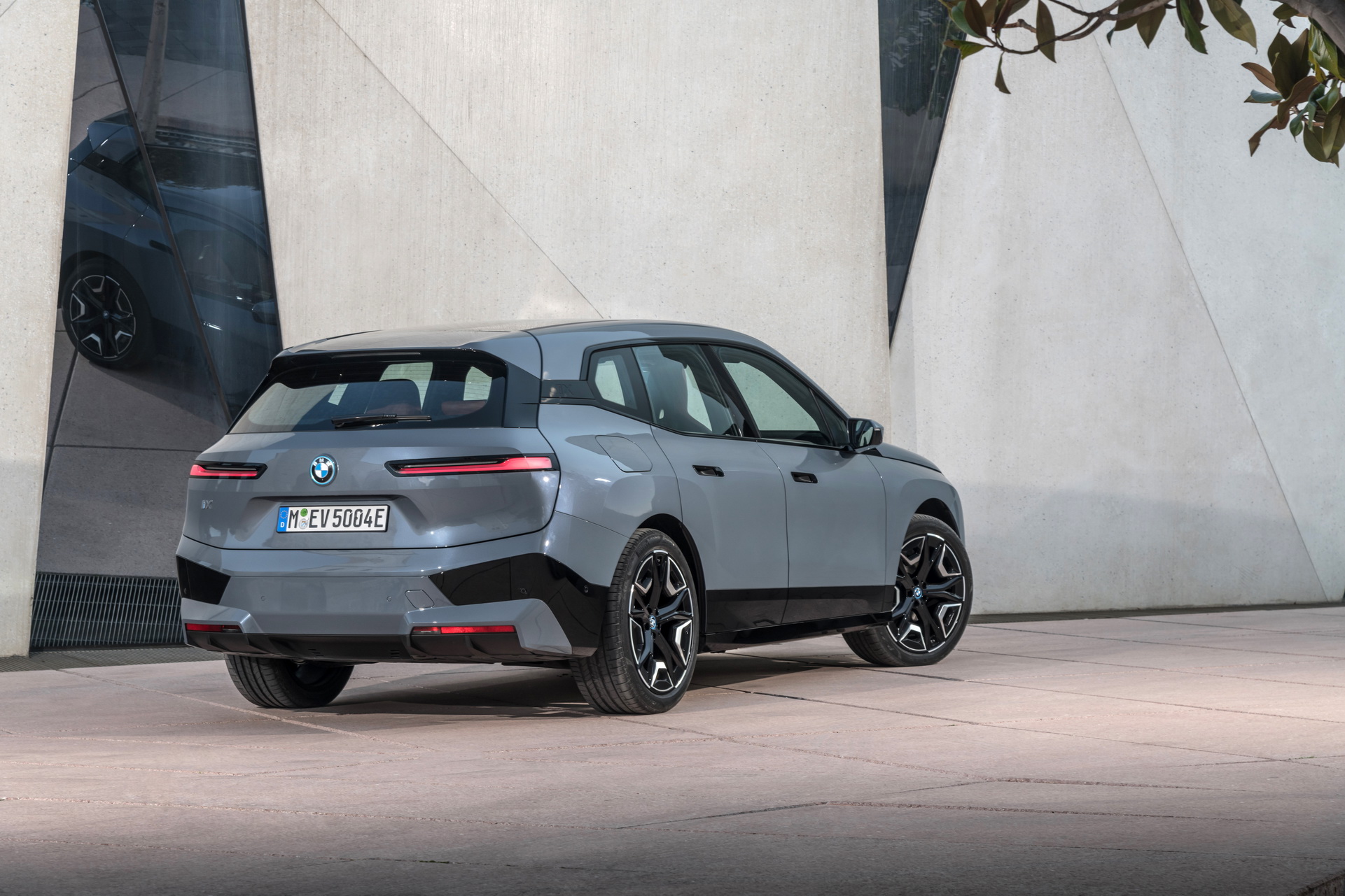 BMW’s 2022 iX xDrive50 Is A Big Electric SUV That’ll Cost You At Least $83,200