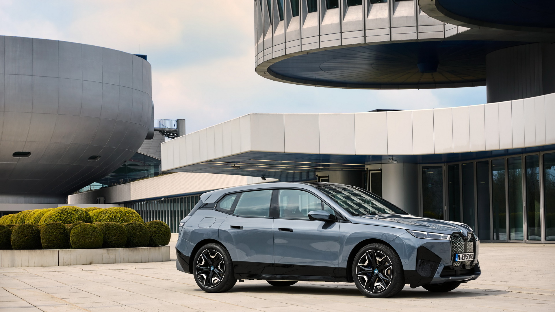 BMW’s 2022 iX xDrive50 Is A Big Electric SUV That’ll Cost You At Least $83,200