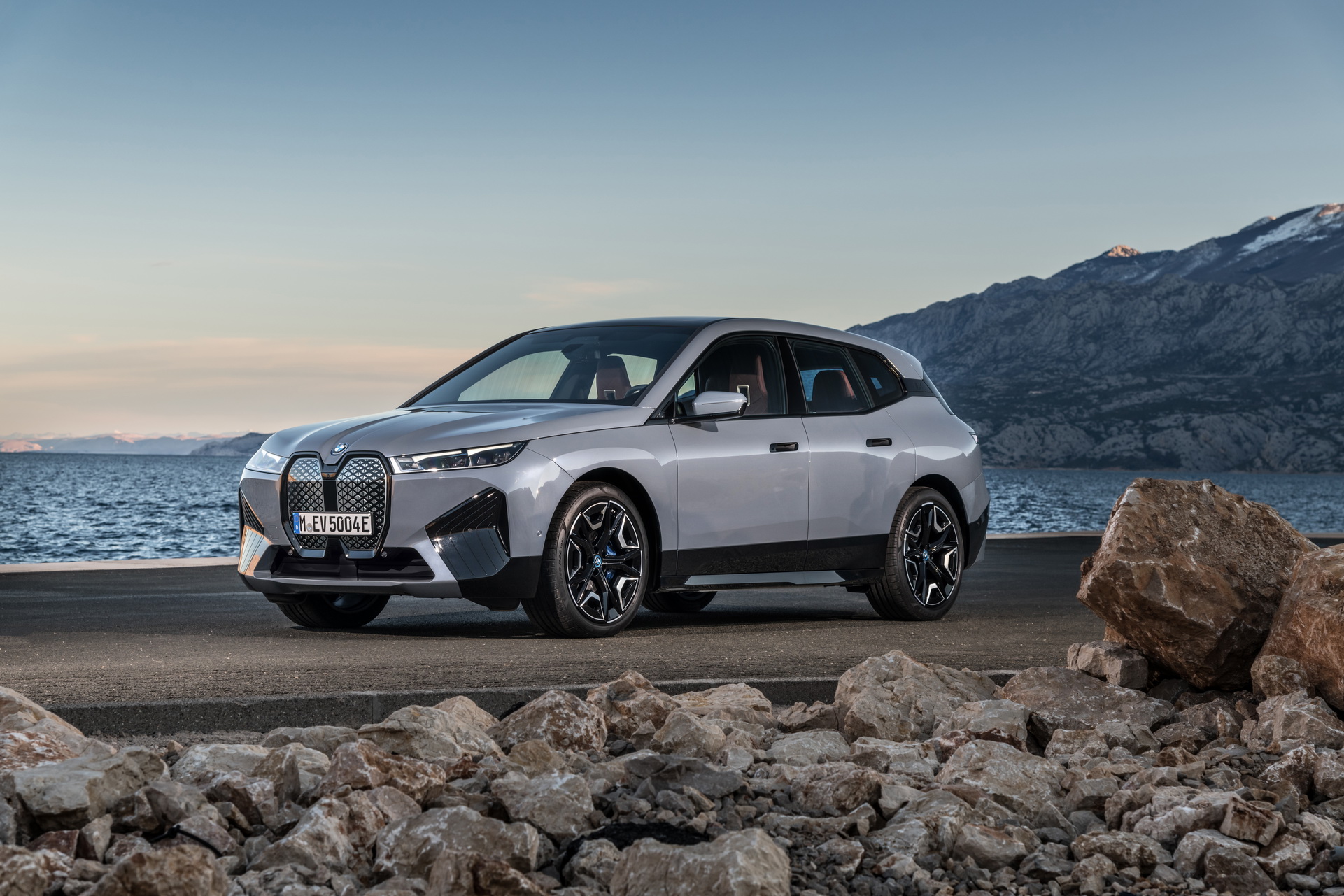 BMW’s 2022 iX xDrive50 Is A Big Electric SUV That’ll Cost You At Least $83,200