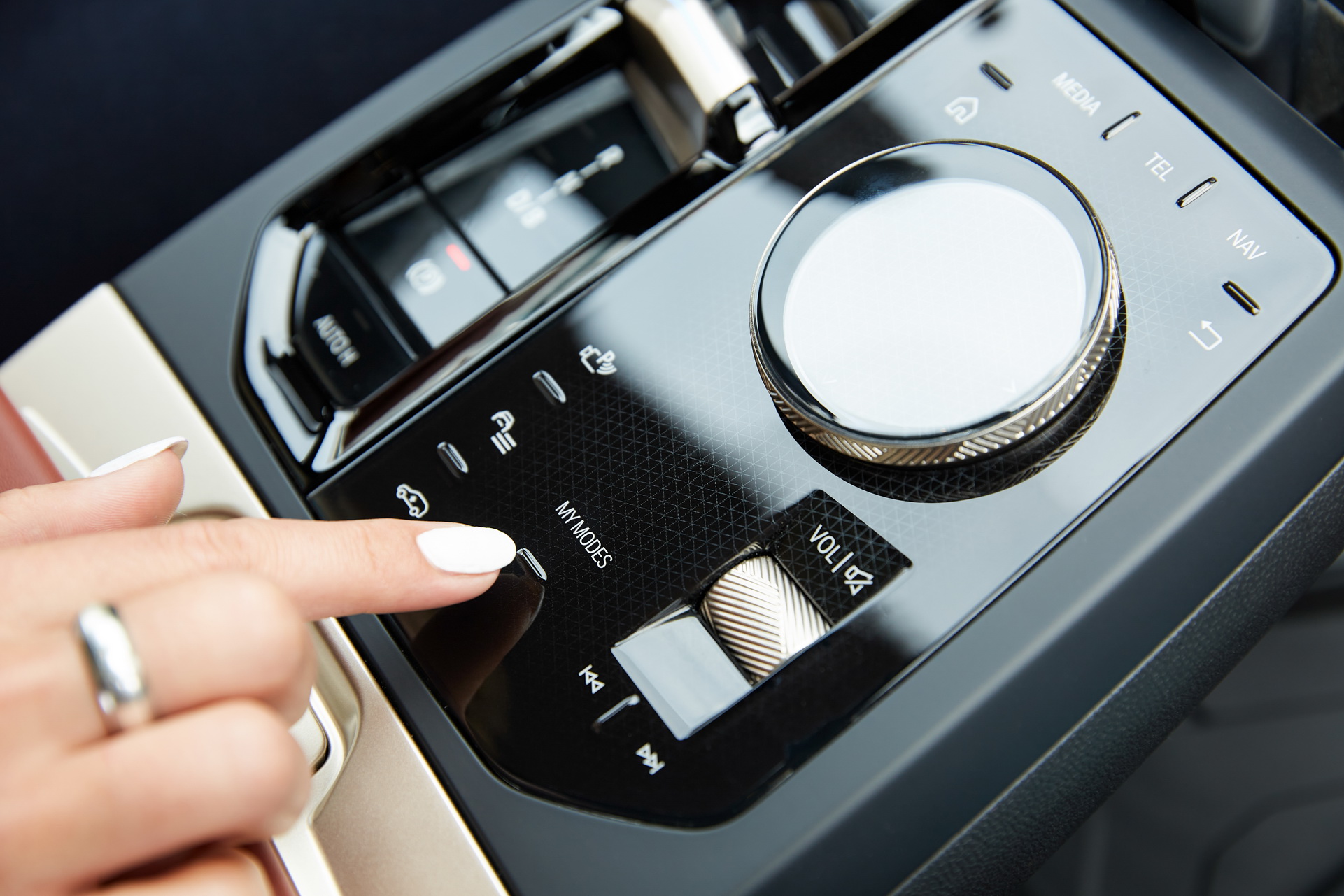 BMW’s 2022 iX xDrive50 Is A Big Electric SUV That’ll Cost You At Least $83,200