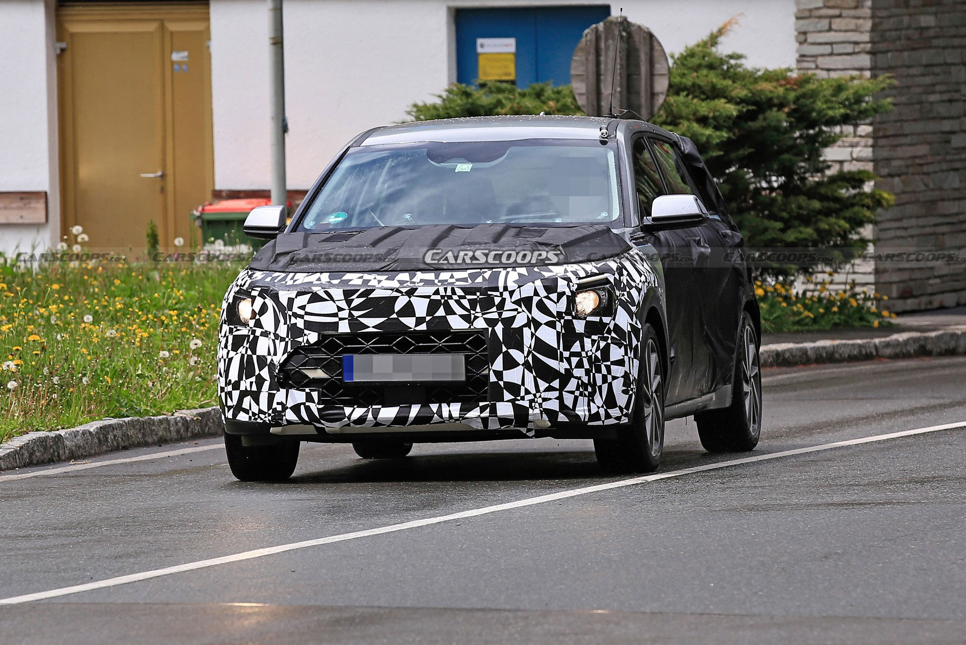 Next-Gen Kia Niro Strips Down, Shows Off New Details