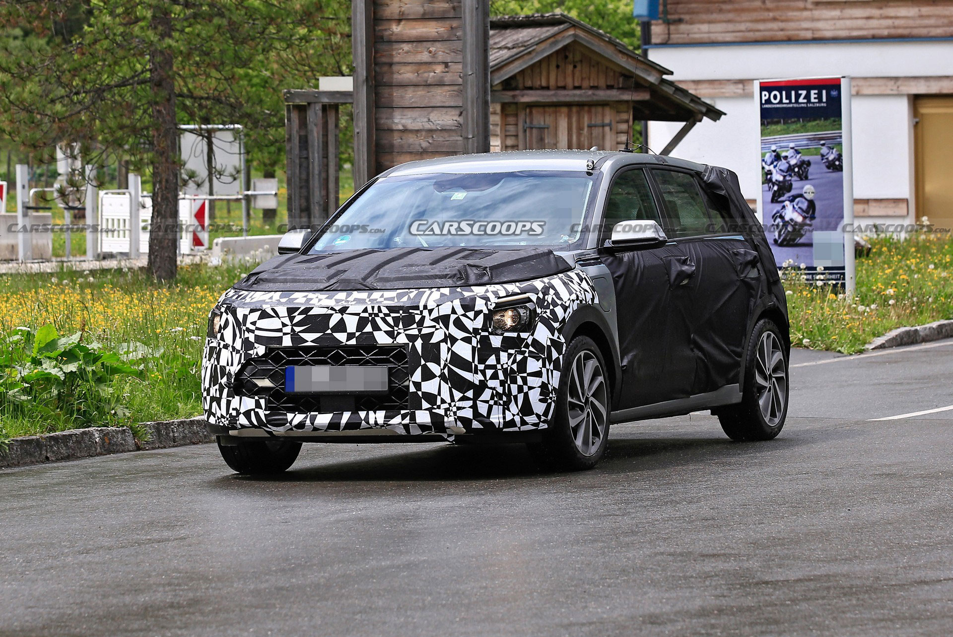 Next-Gen Kia Niro Strips Down, Shows Off New Details