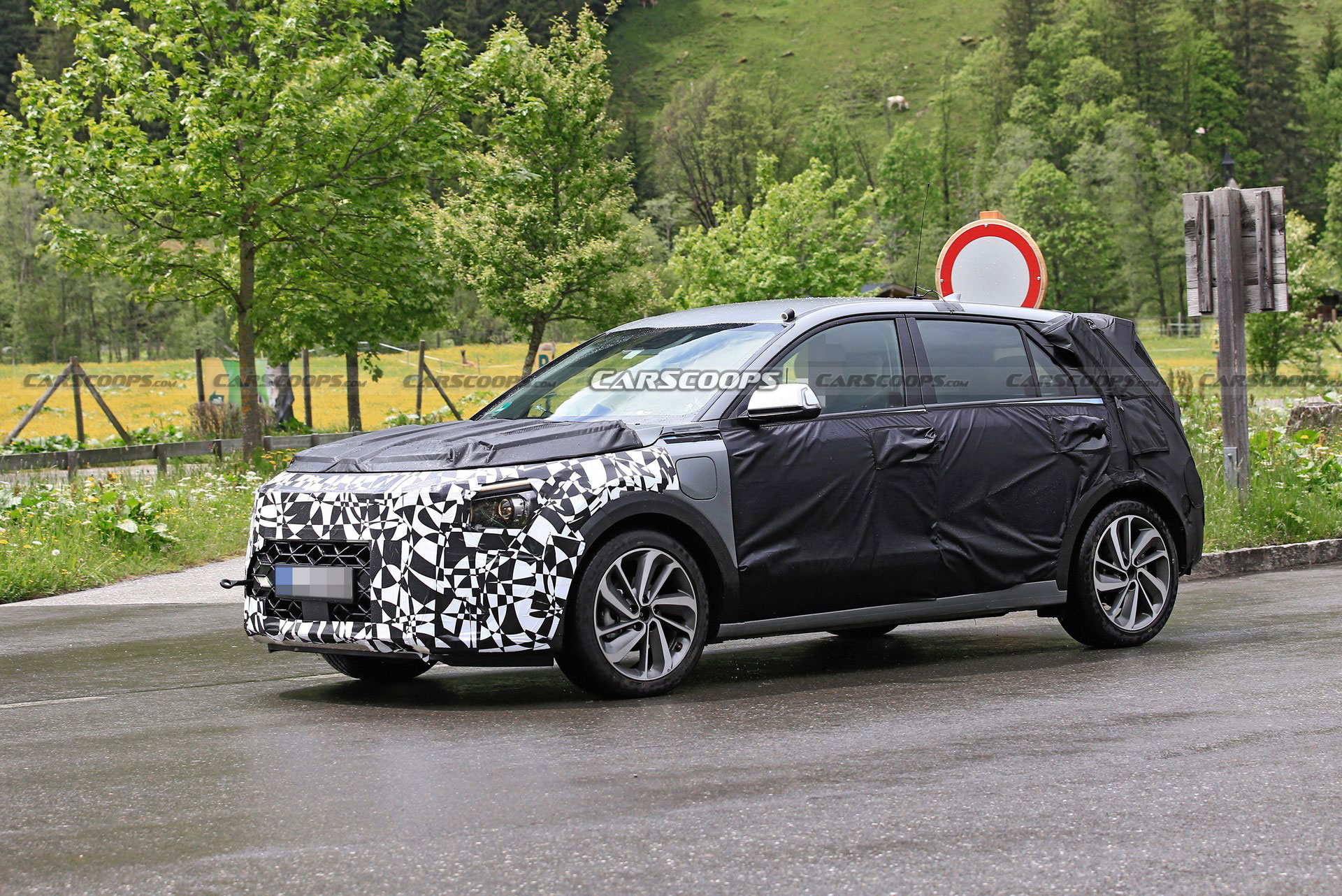 Next-Gen Kia Niro Strips Down, Shows Off New Details