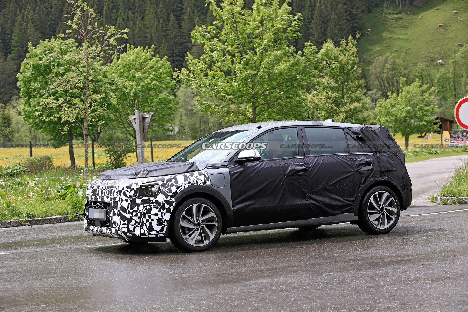 Next-Gen Kia Niro Strips Down, Shows Off New Details