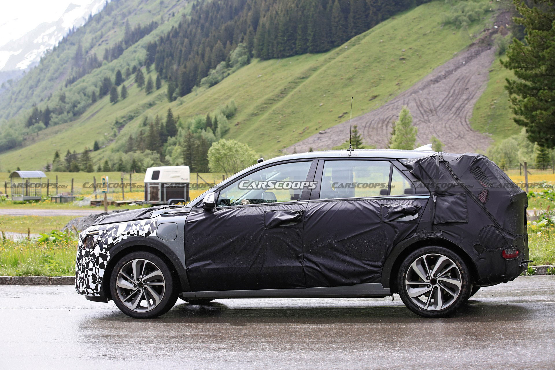 Next-Gen Kia Niro Strips Down, Shows Off New Details