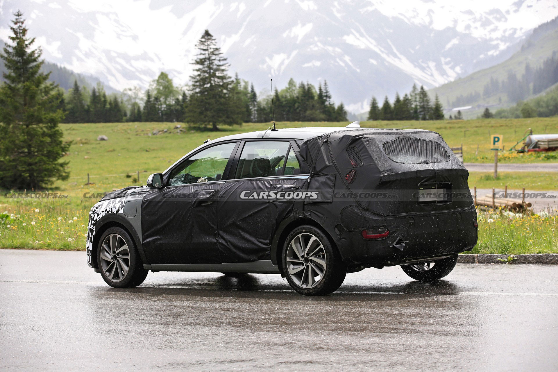 Next-Gen Kia Niro Strips Down, Shows Off New Details