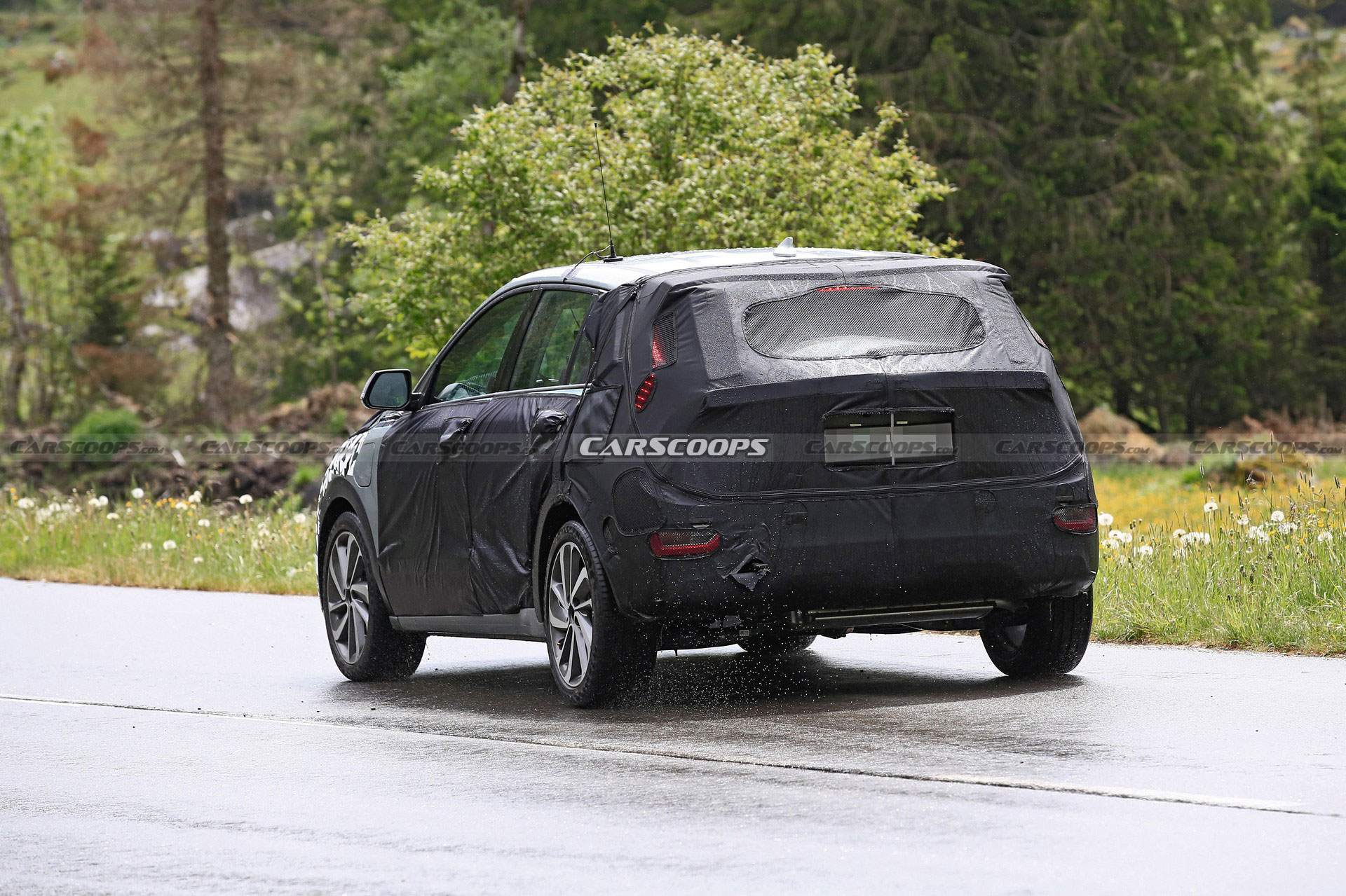 Next-Gen Kia Niro Strips Down, Shows Off New Details