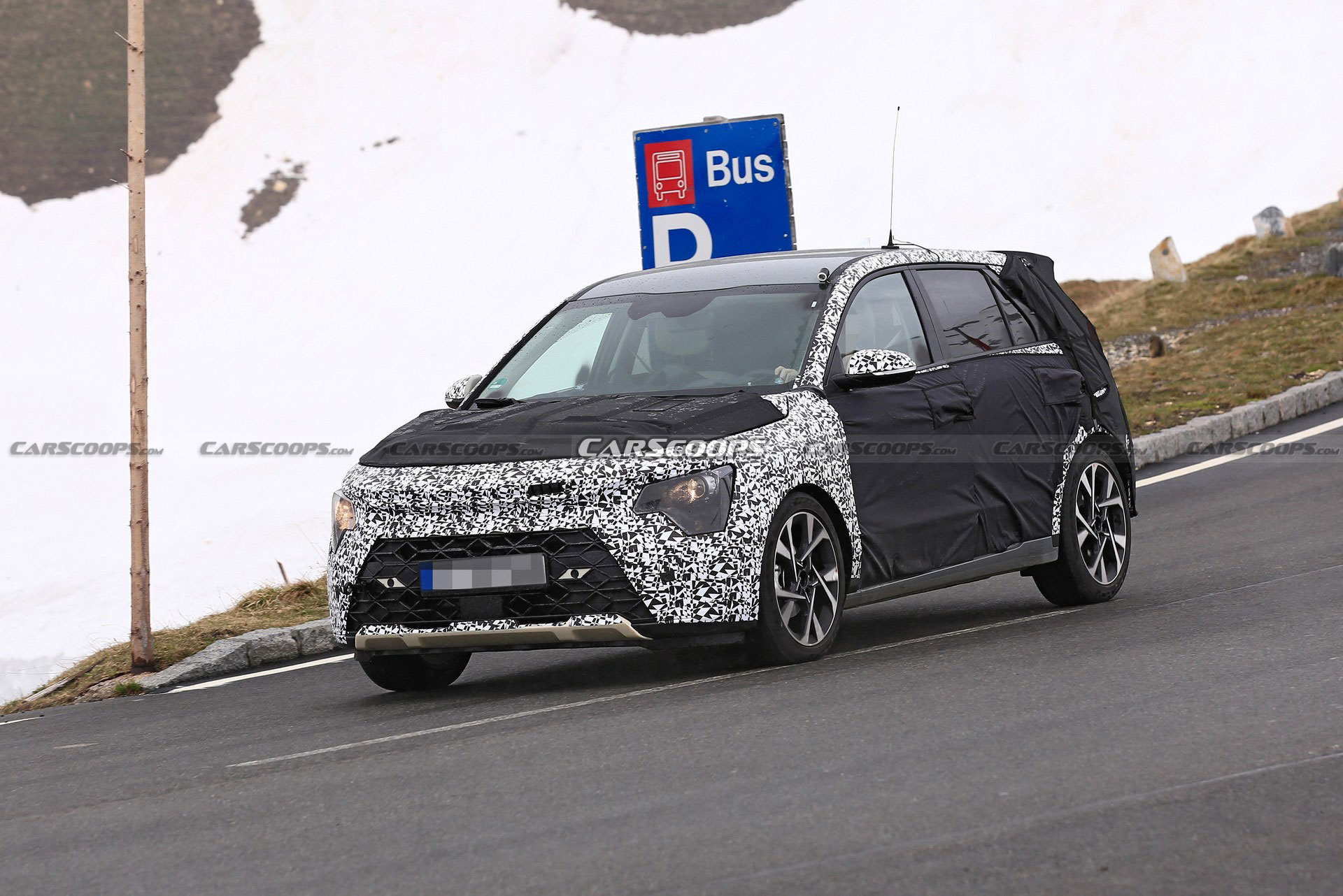 Next-Gen Kia Niro Strips Down, Shows Off New Details