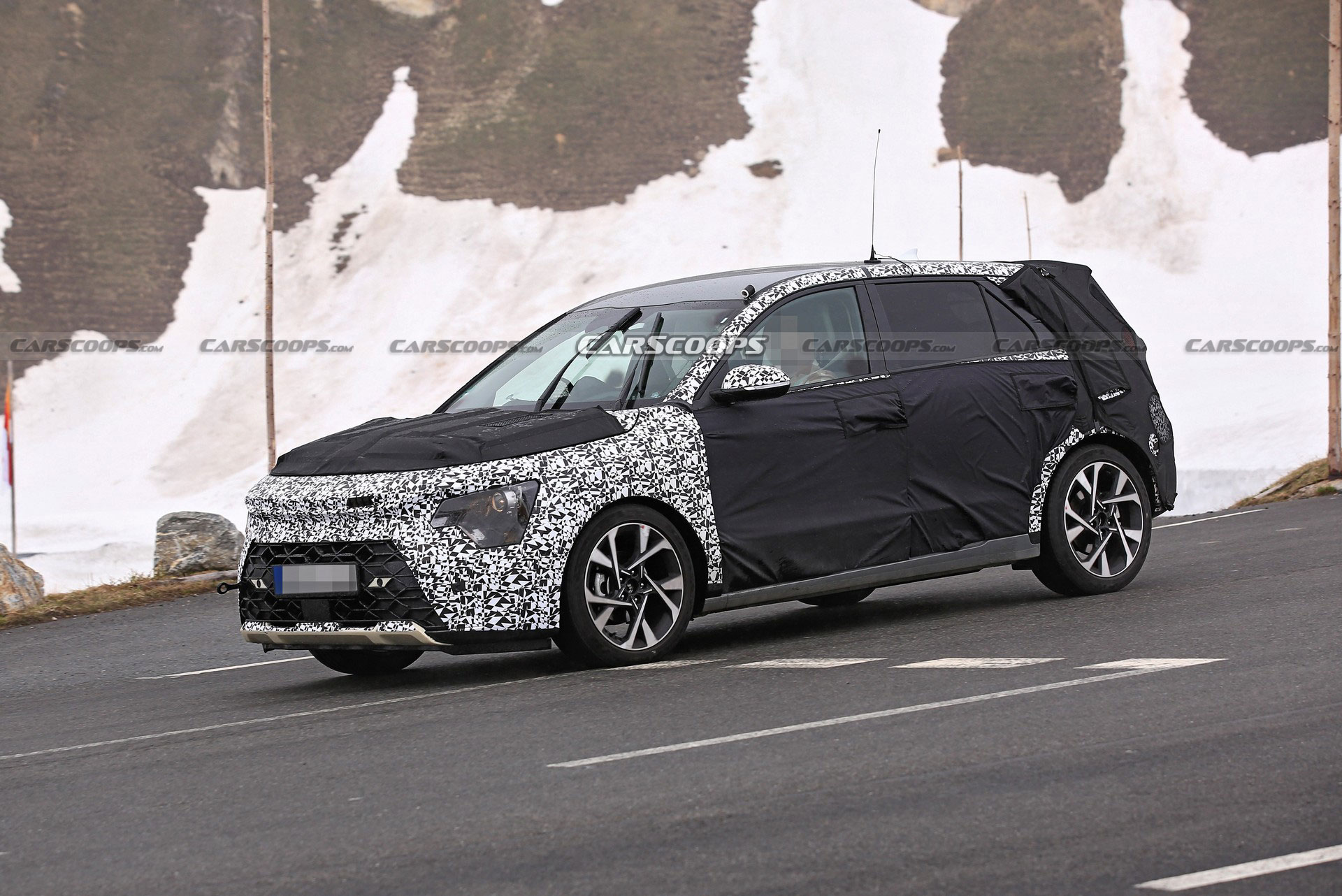 Next-Gen Kia Niro Strips Down, Shows Off New Details