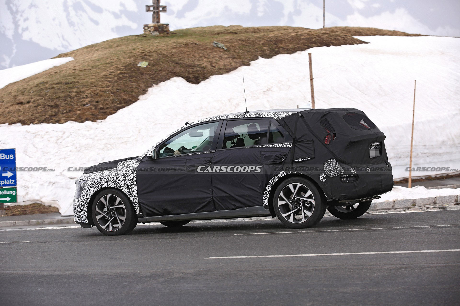 Next-Gen Kia Niro Strips Down, Shows Off New Details