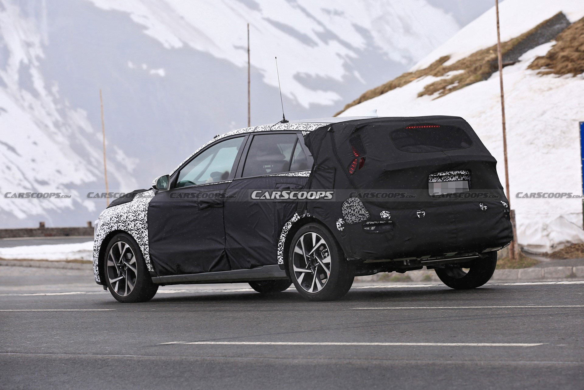 Next-Gen Kia Niro Strips Down, Shows Off New Details