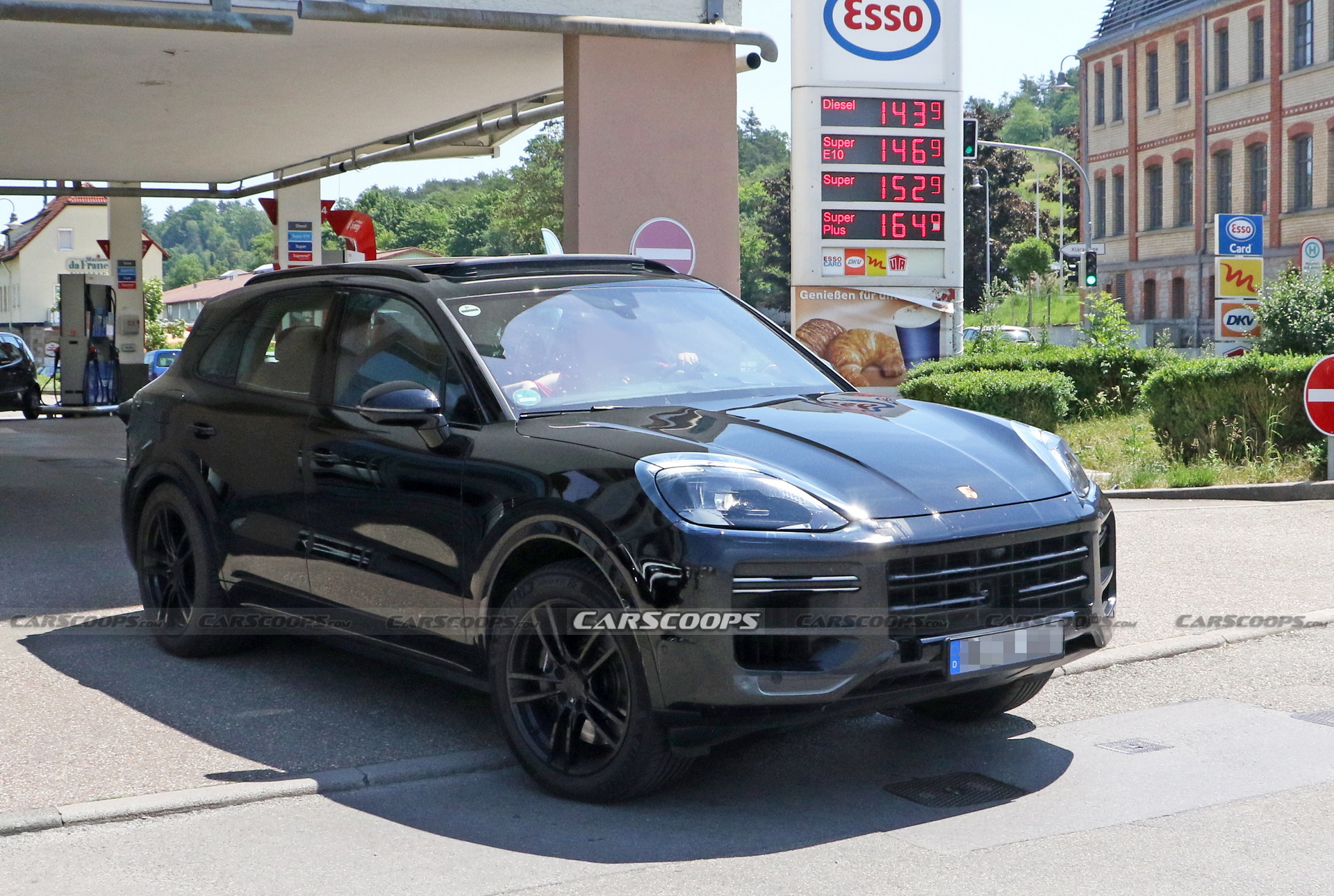 2022 Porsche Cayenne Facelift Shows Off New Infotainment With Bigger Display