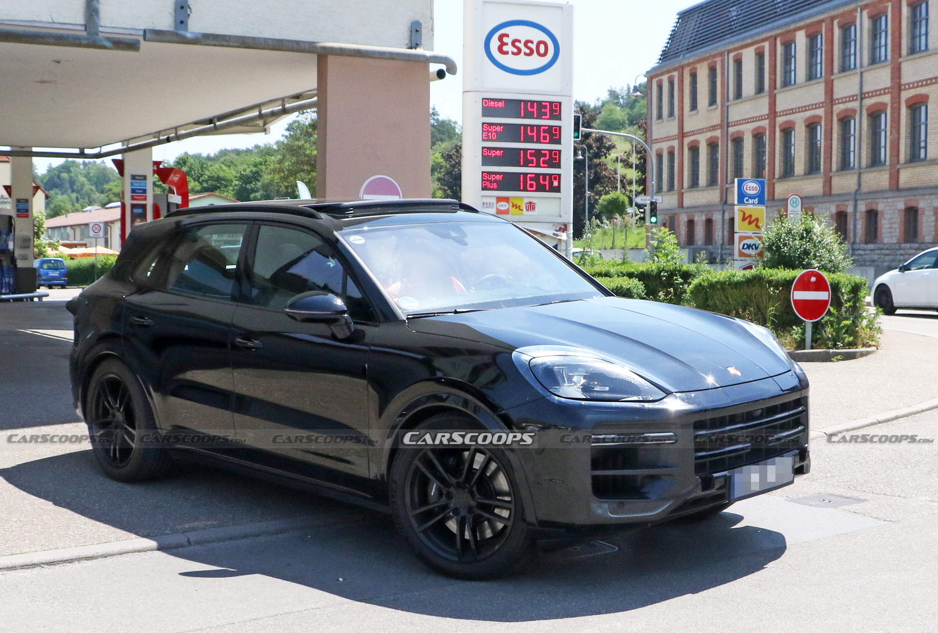 2022 Porsche Cayenne Facelift Shows Off New Infotainment With Bigger Display