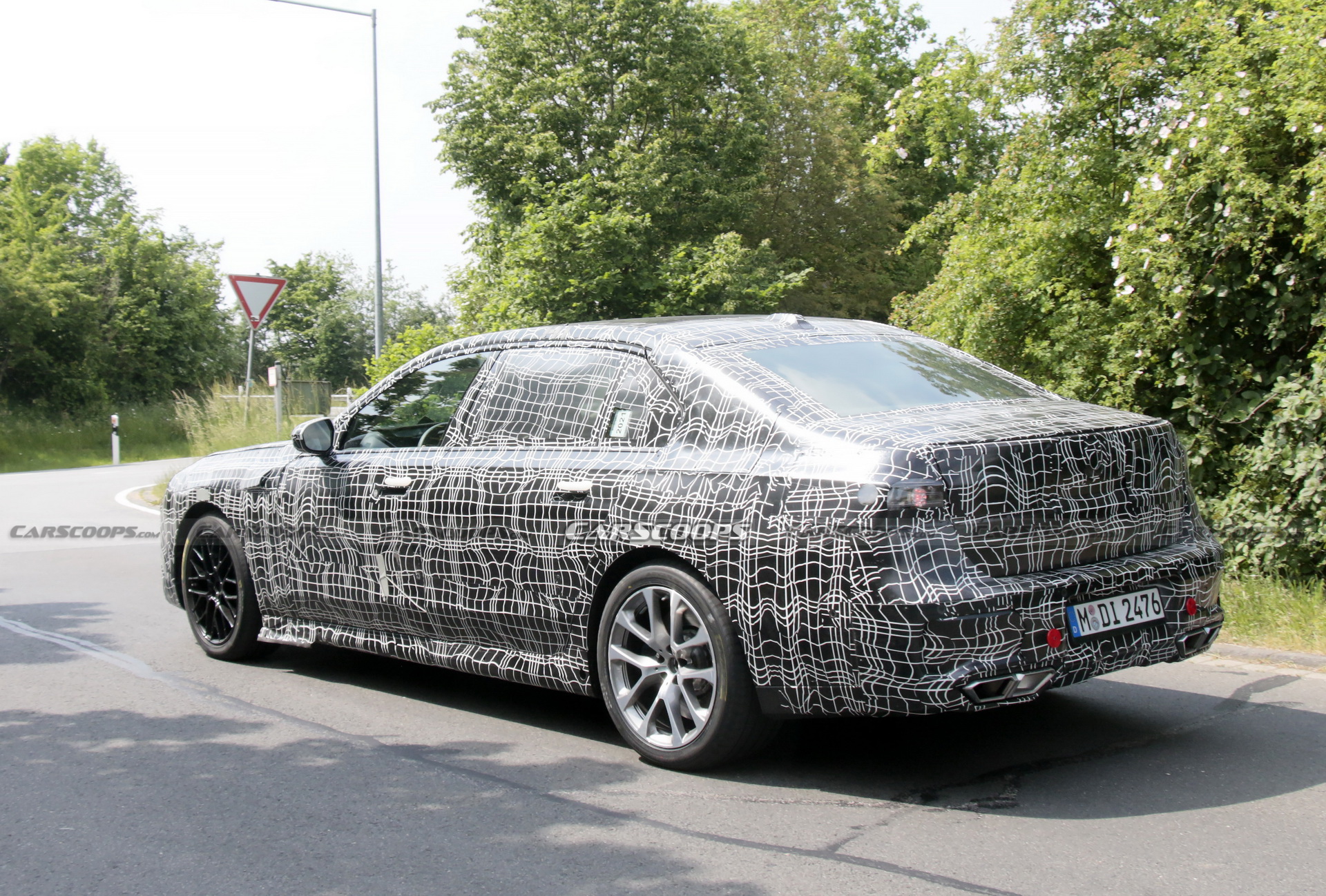 2023 BMW 7-Series Shows iX-inspired Interior With Curved Displays For The First Time