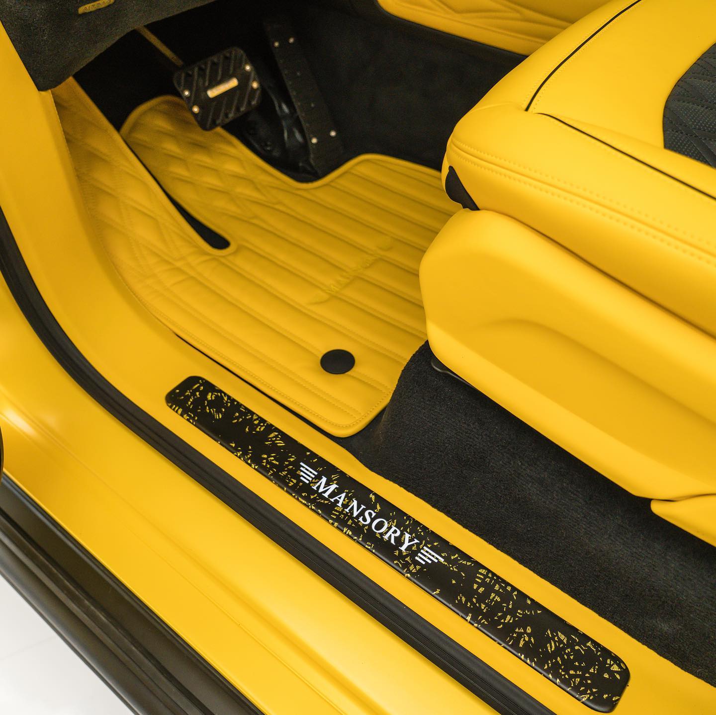 Mansory Gronos Is The Bumblebee Of Mercedes-Benz G-Classes
