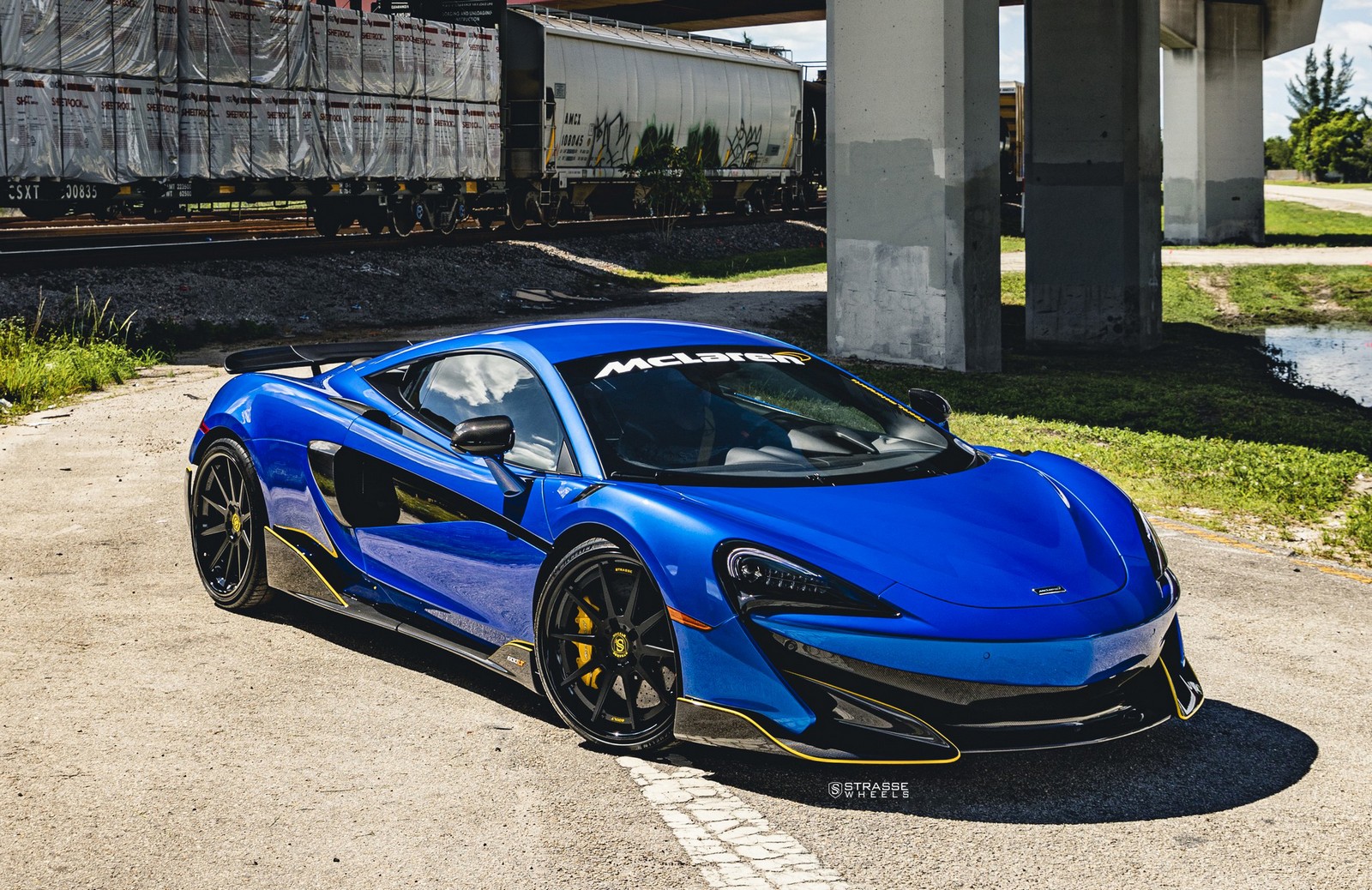 This McLaren 600LT Really Stands Out Thanks To Its Blue Paint And Black Wheels