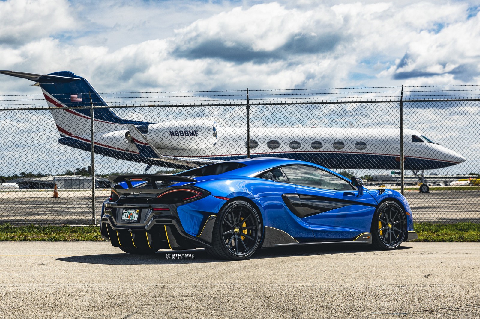 This McLaren 600LT Really Stands Out Thanks To Its Blue Paint And Black Wheels