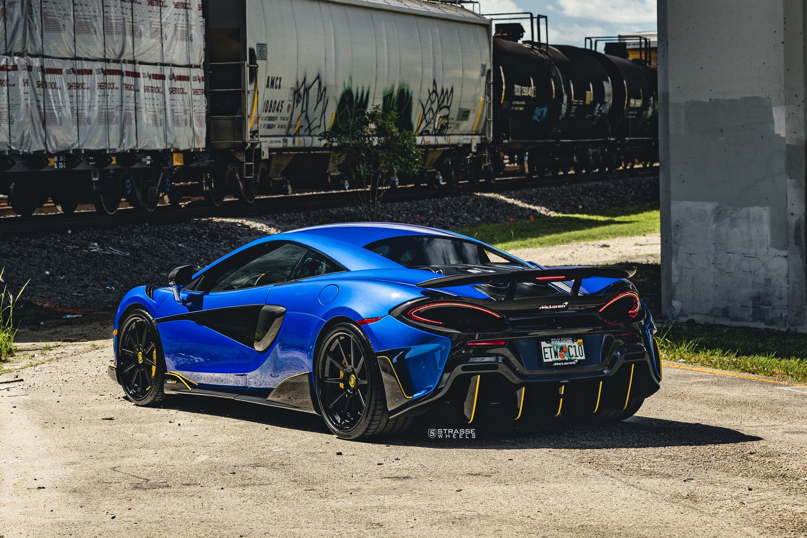 This McLaren 600LT Really Stands Out Thanks To Its Blue Paint And Black Wheels