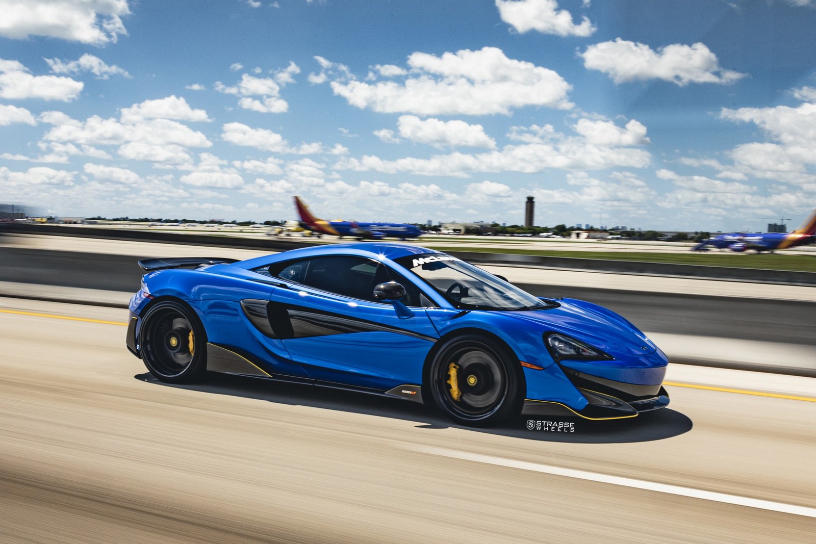 This McLaren 600LT Really Stands Out Thanks To Its Blue Paint And Black Wheels