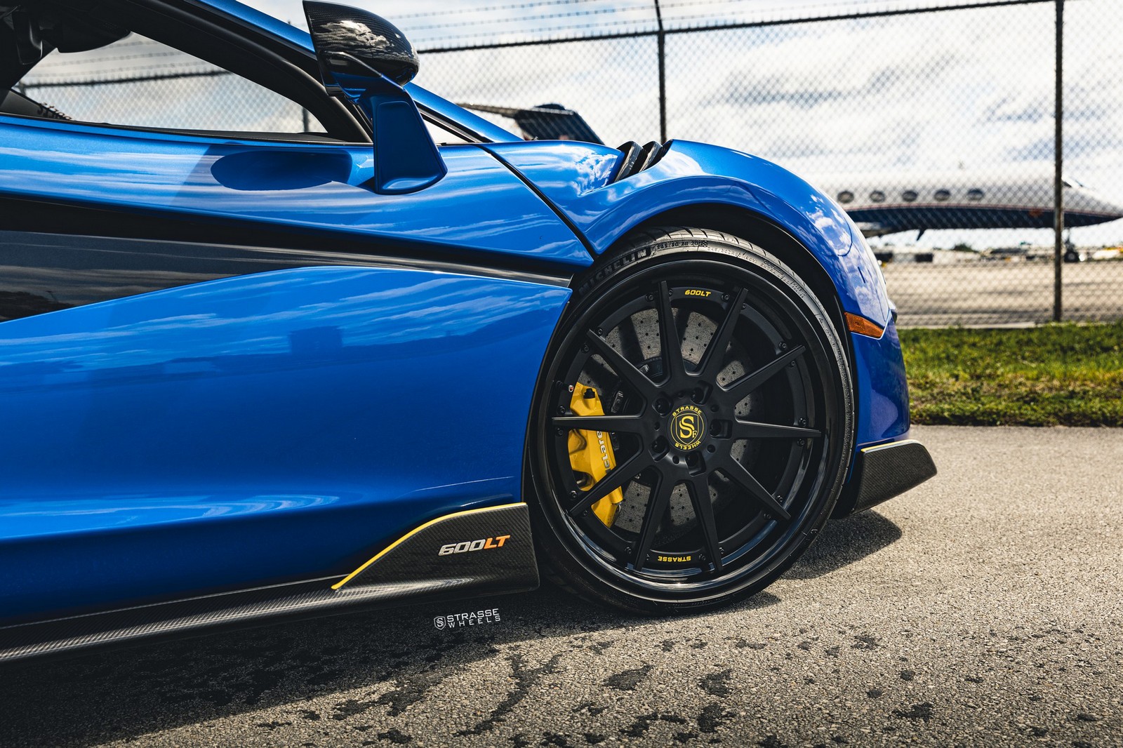 This McLaren 600LT Really Stands Out Thanks To Its Blue Paint And Black Wheels