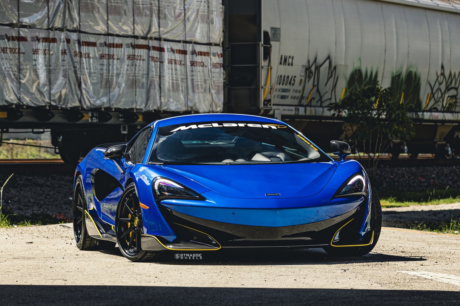 This McLaren 600LT Really Stands Out Thanks To Its Blue Paint And Black Wheels