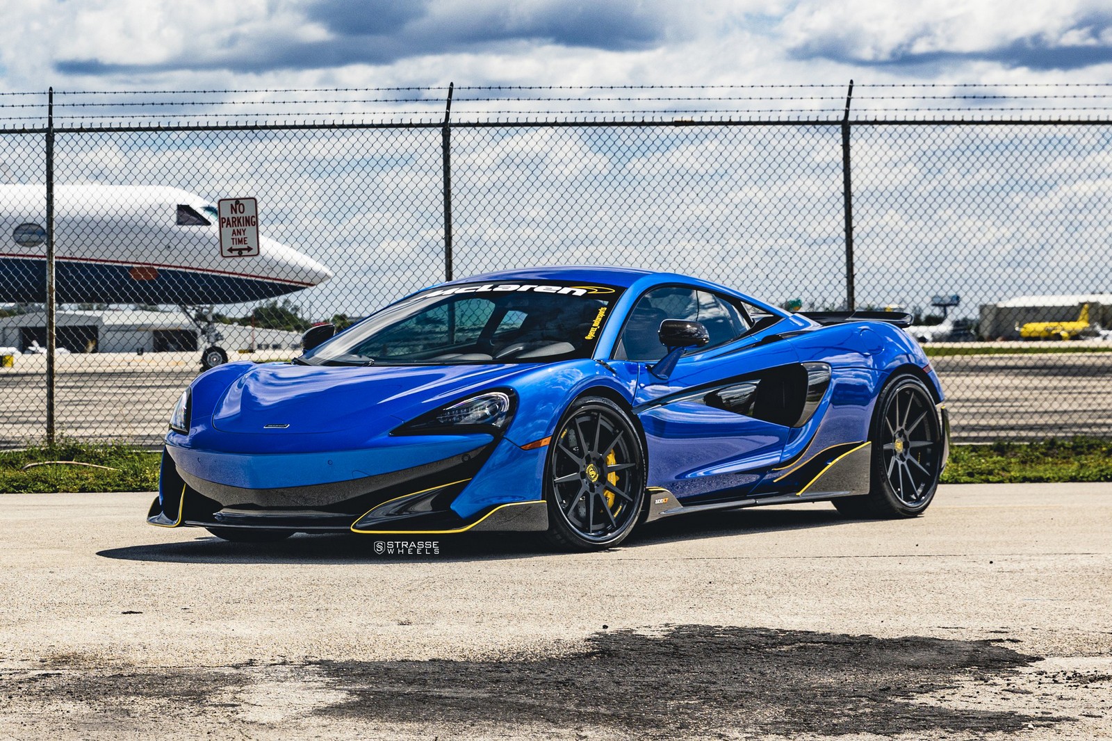 This McLaren 600LT Really Stands Out Thanks To Its Blue Paint And Black Wheels