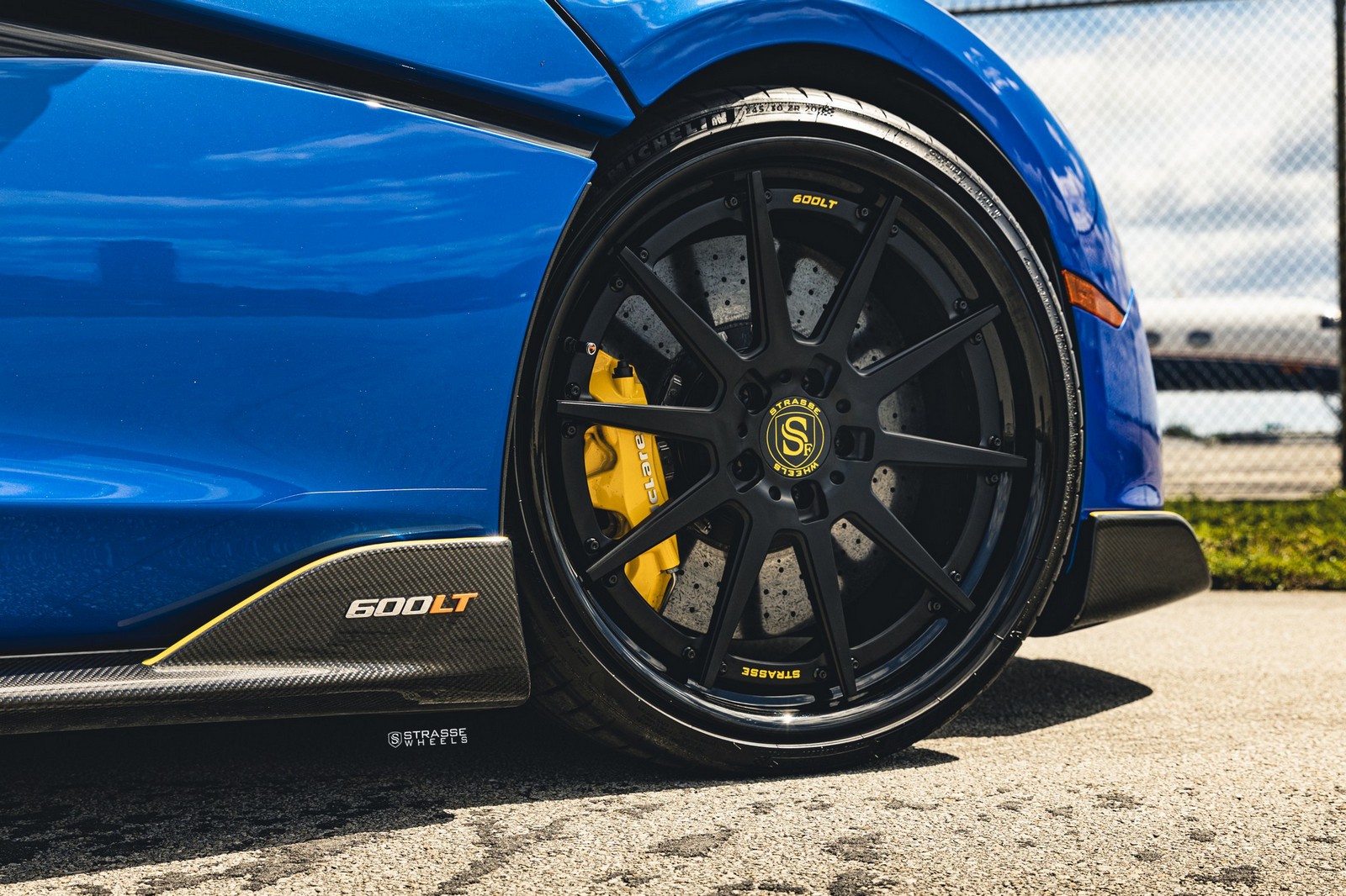 This McLaren 600LT Really Stands Out Thanks To Its Blue Paint And Black Wheels