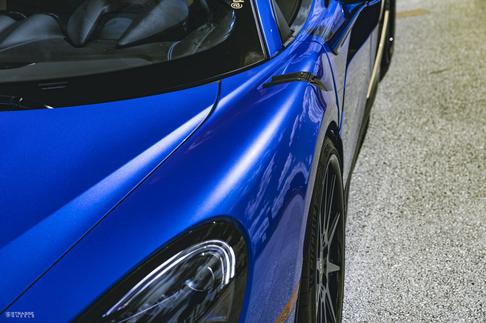 This McLaren 600LT Really Stands Out Thanks To Its Blue Paint And Black Wheels