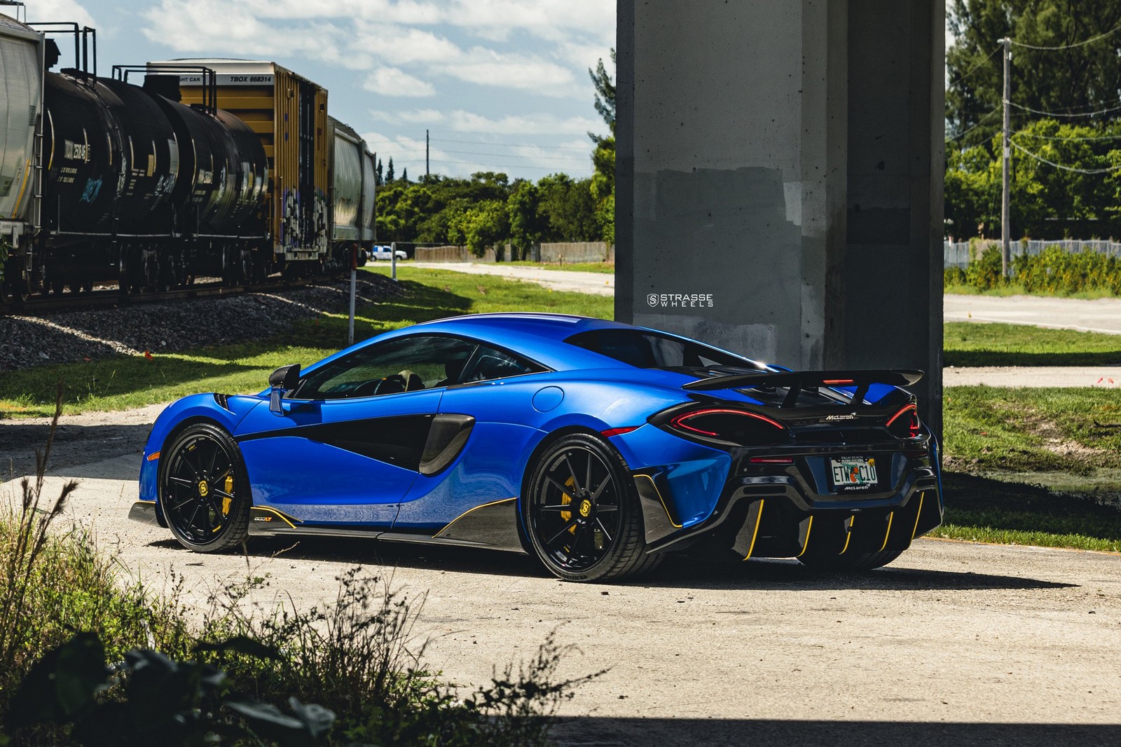 This McLaren 600LT Really Stands Out Thanks To Its Blue Paint And Black Wheels