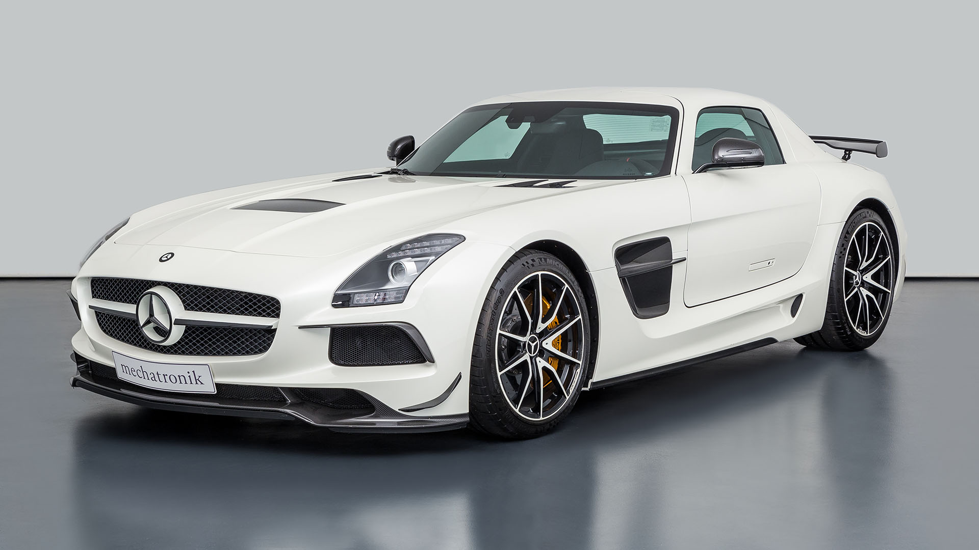 2013 Mercedes-Benz SLS AMG Black Series Is One Hardcore Machine