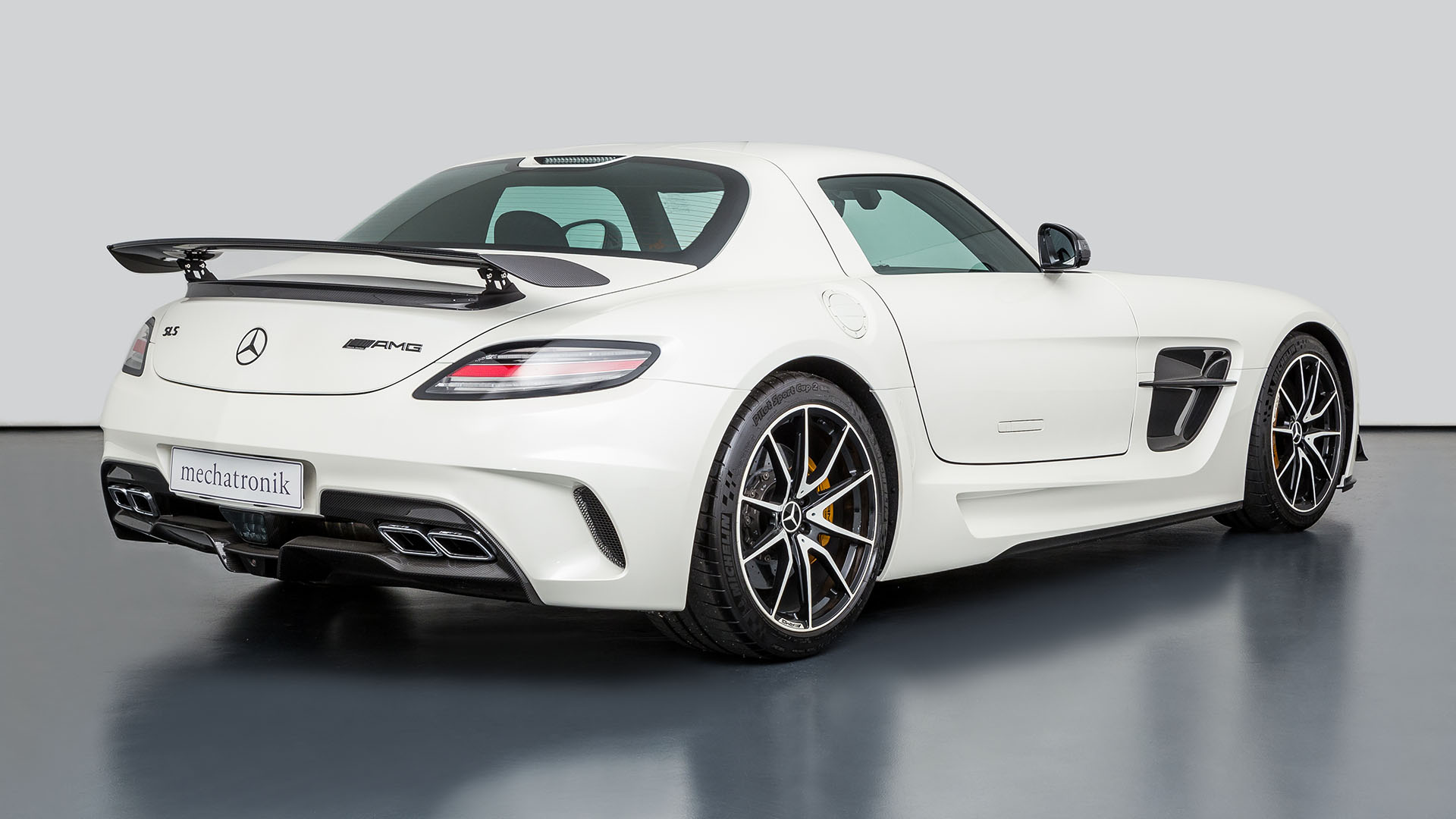 2013 Mercedes-Benz SLS AMG Black Series Is One Hardcore Machine