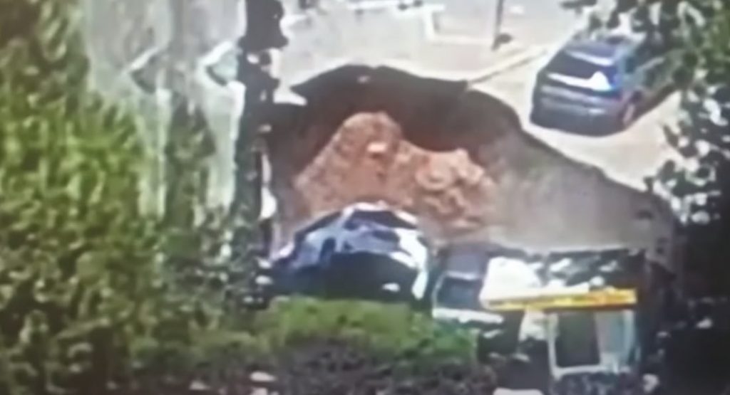  Massive Sinkhole In Jerusalem Parking Lot Swallows Up Cars