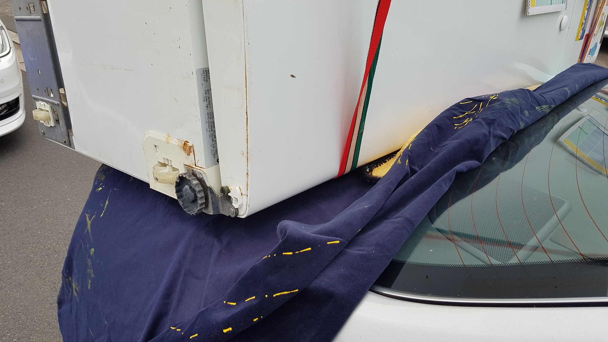 Aussie Tries To Carry Fridge On A Toyota Camry, Police Aren’t Impressed