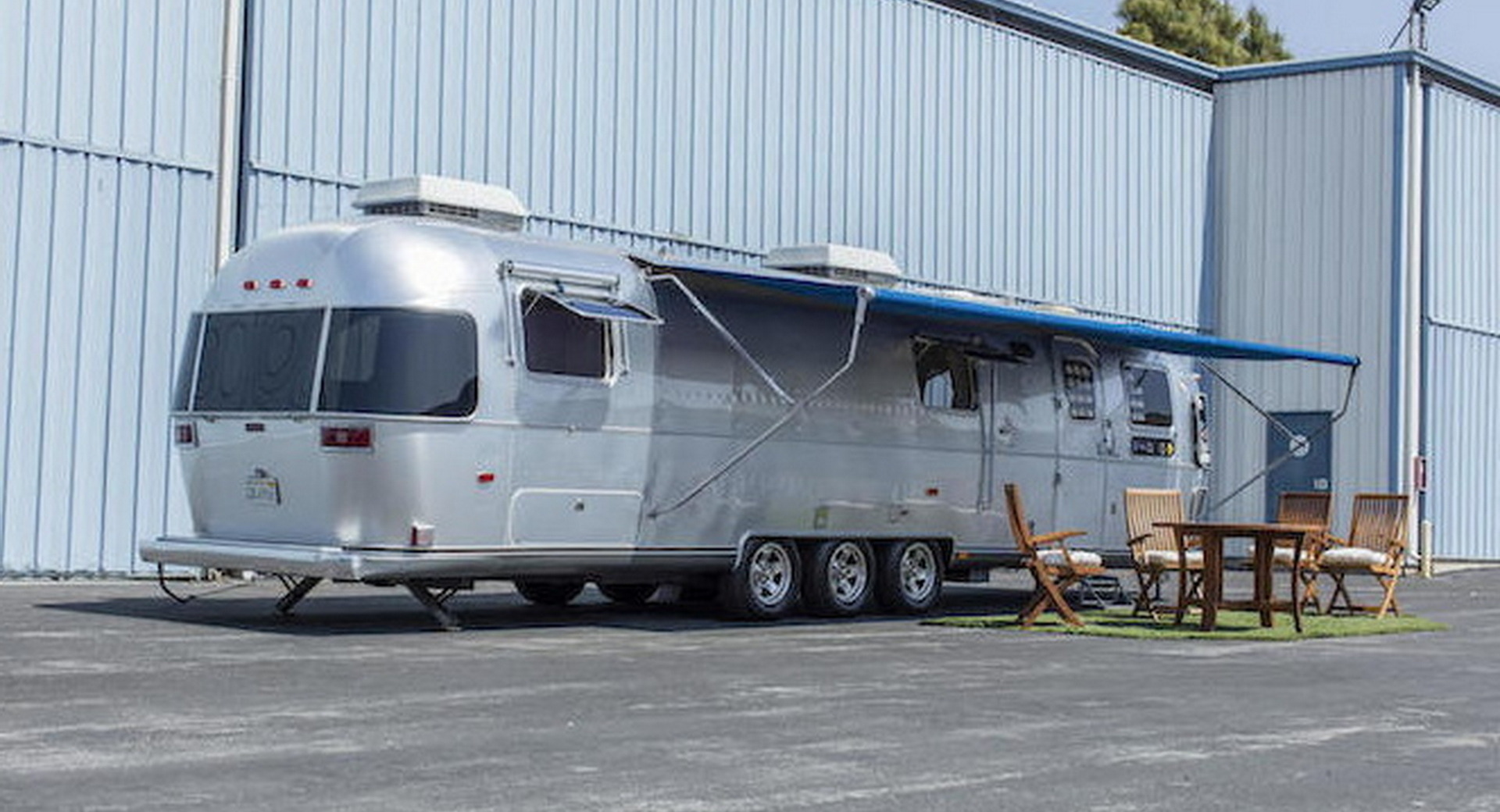 vente komme til syne interpersonel Houston, We Have A Trailer: Tom Hanks Is Selling His Airstream That Has  Seen 30 Years Of On-Set Duty | Carscoops