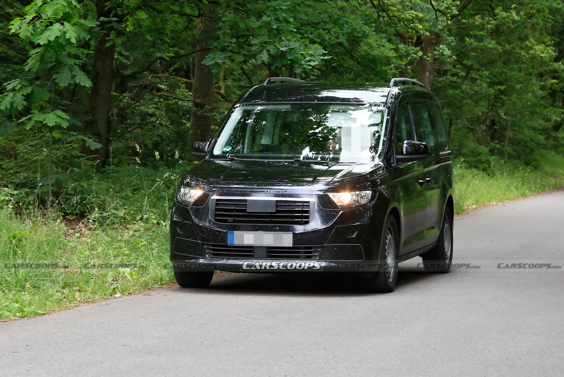 2022-Ford-Tourneo-Connect-prototype-scoo