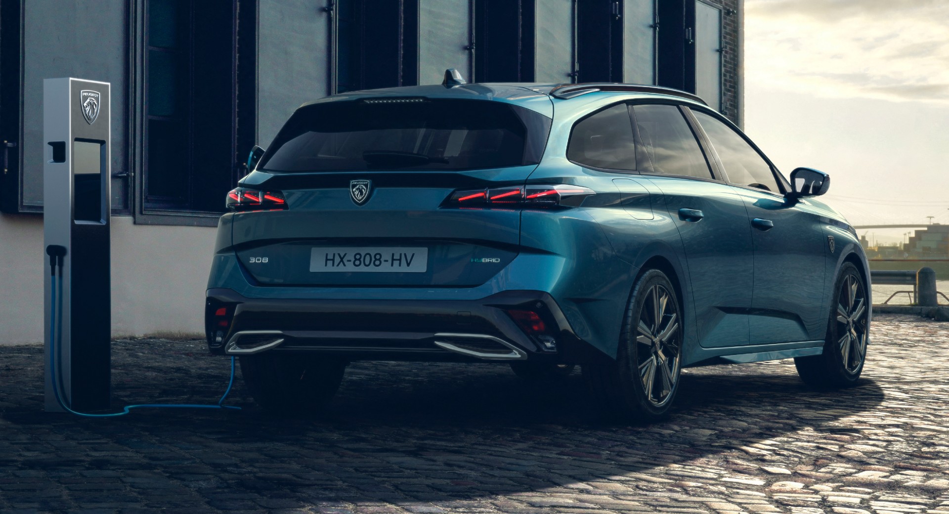 New Peugeot 308 hatchback debuts with plug-in power, redesigned logo - CNET