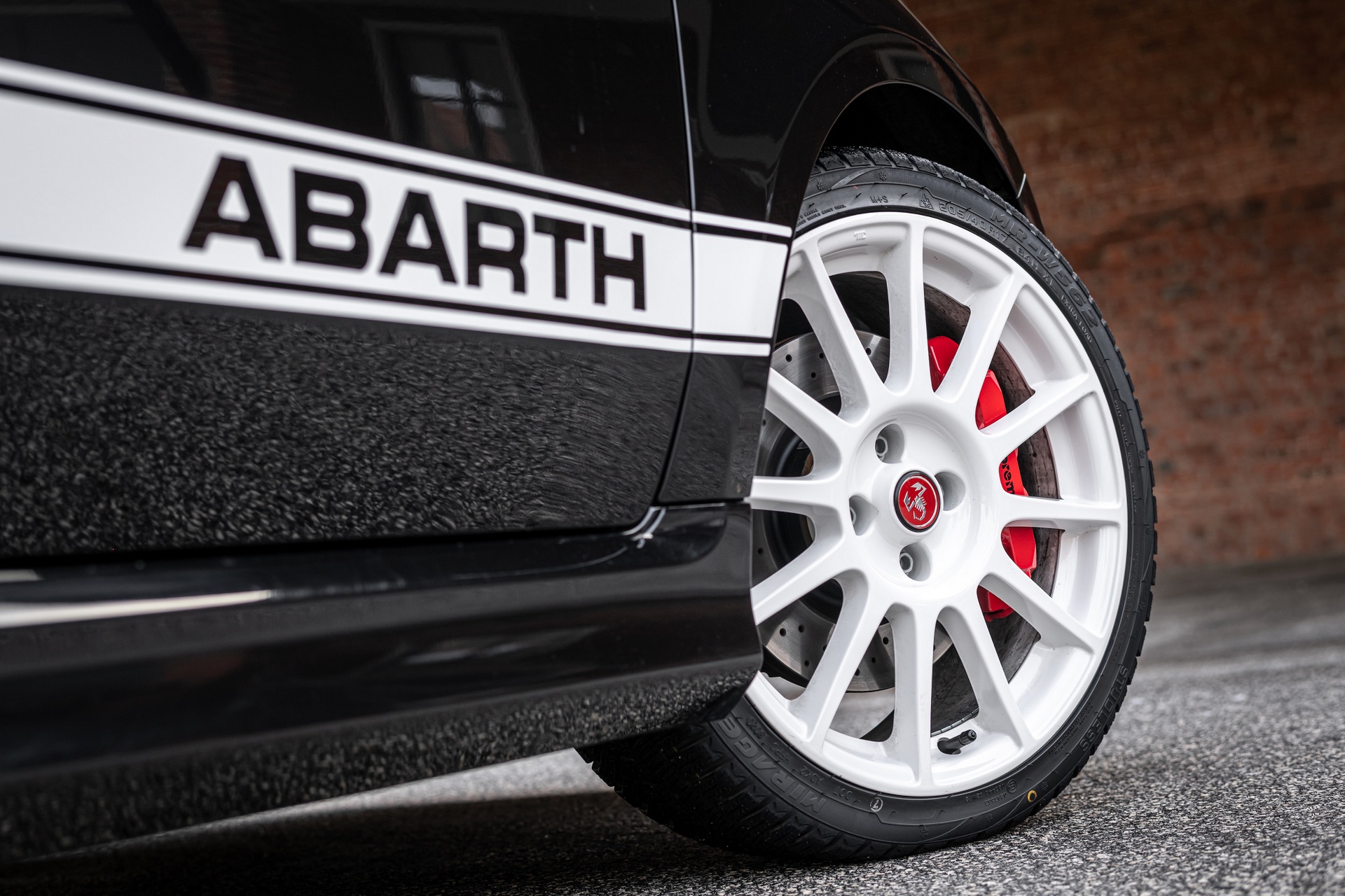 Abarth 695 Esseesse Limited Edition Keeps The Dream Alive For Italian Hot Hatches