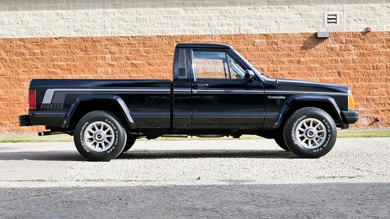 This Super Low-Mileage Jeep Comanche Pickup Truck Just Sold For $24,800