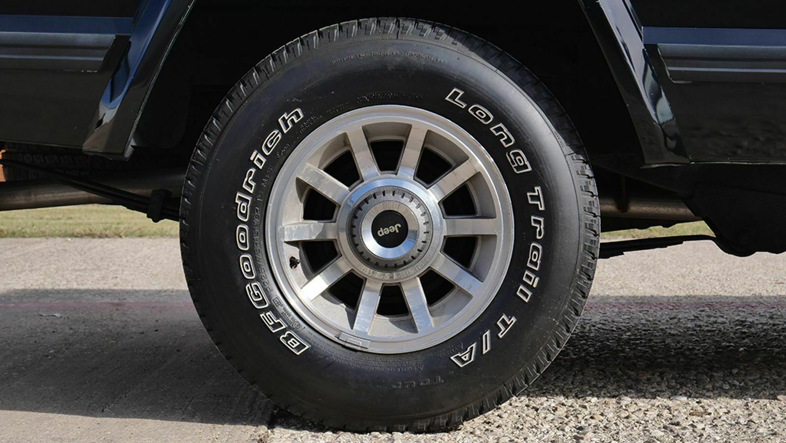 This Super Low-Mileage Jeep Comanche Pickup Truck Just Sold For $24,800