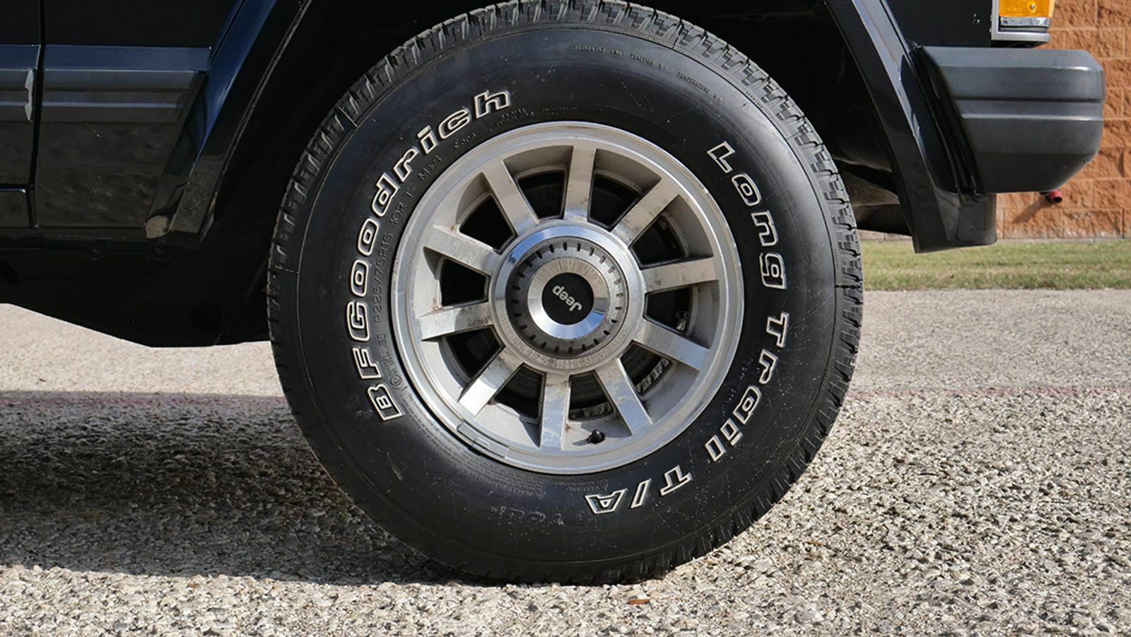 This Super Low-Mileage Jeep Comanche Pickup Truck Just Sold For $24,800