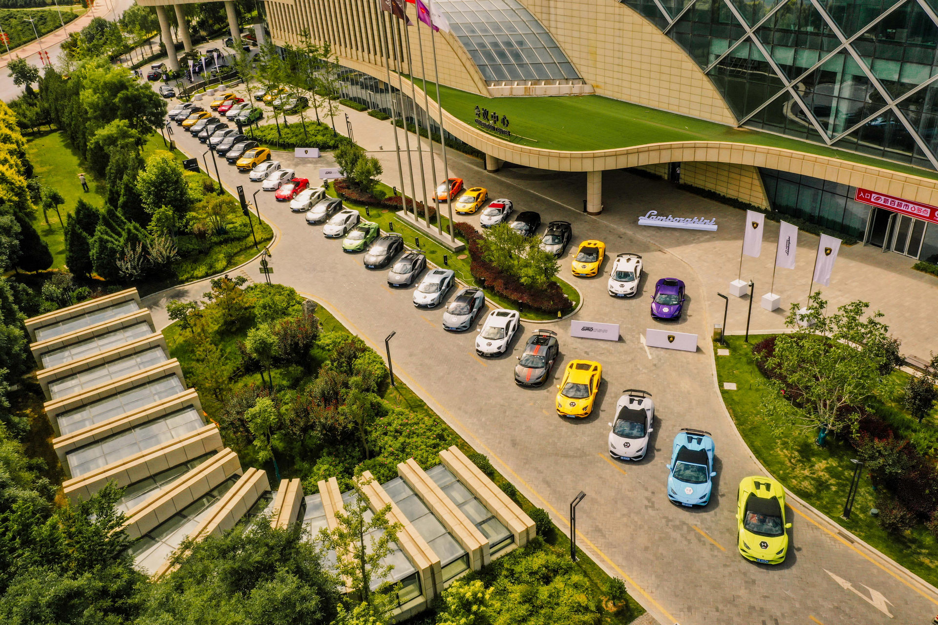 Lamborghini’s Esperienza Giro Takes Chinese Owners On Five-Day Roadtrip