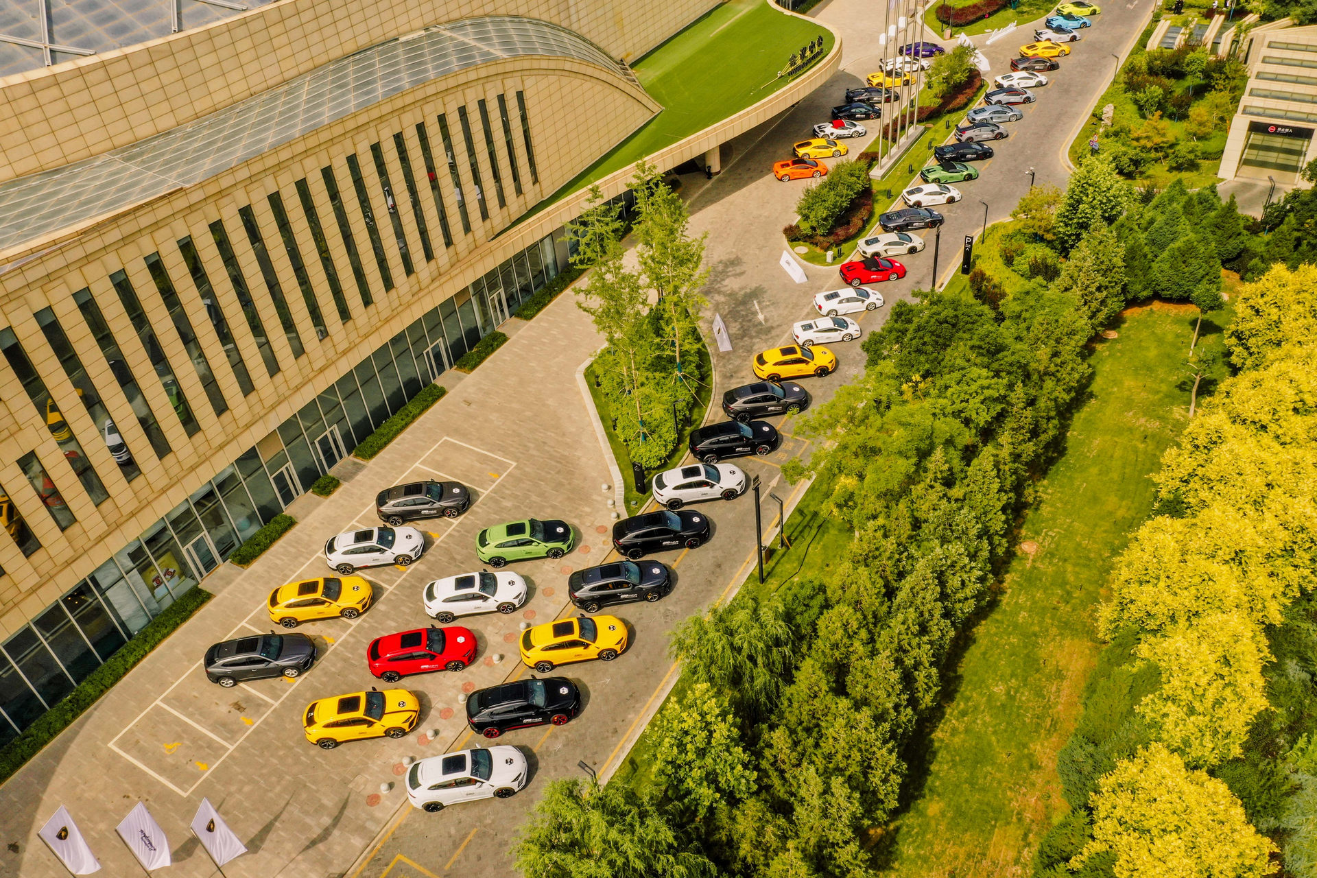 Lamborghini’s Esperienza Giro Takes Chinese Owners On Five-Day Roadtrip