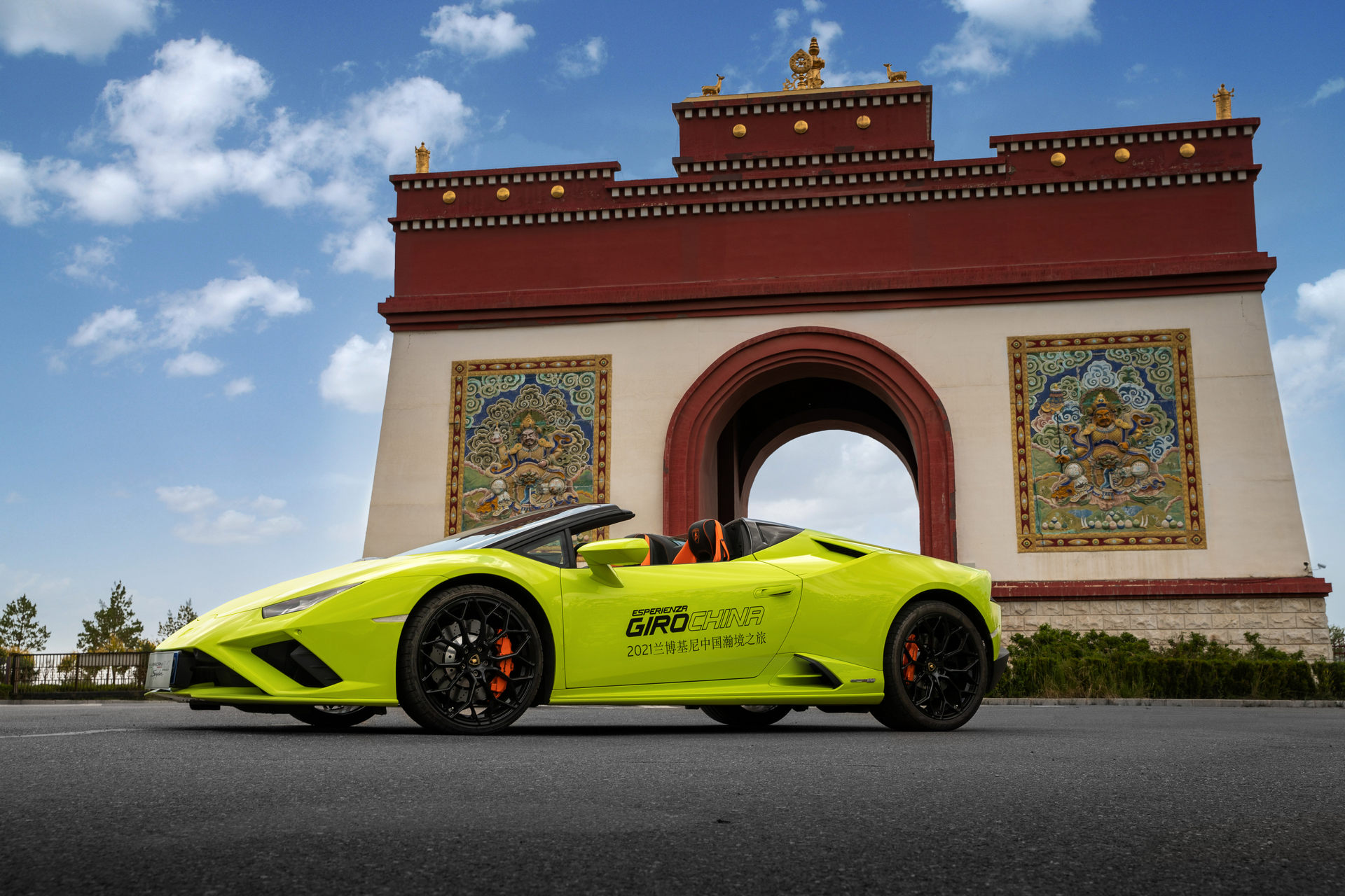 Lamborghini’s Esperienza Giro Takes Chinese Owners On Five-Day Roadtrip