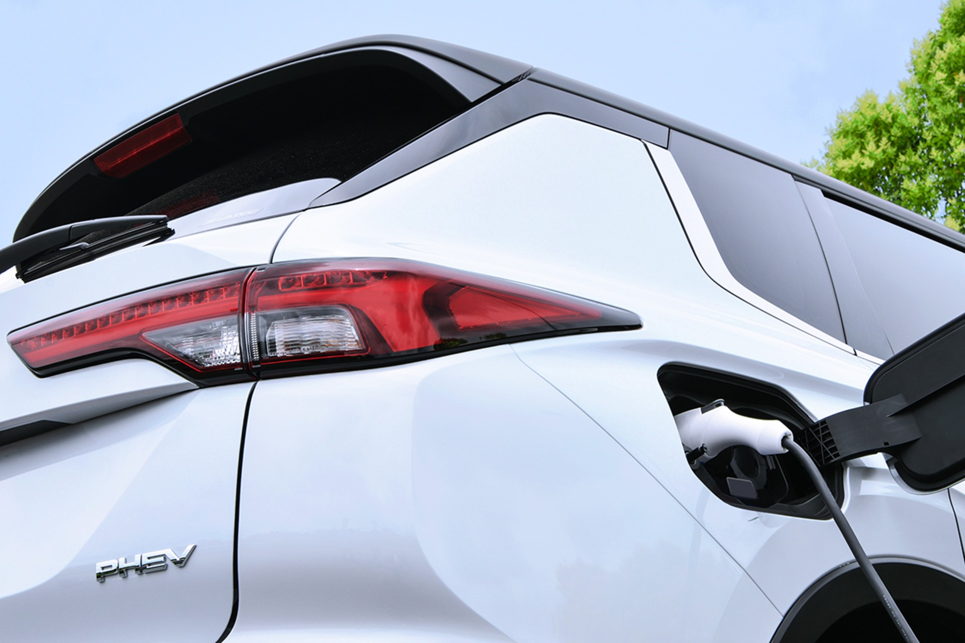 Mitsubishi Outlander PHEV teaser 1 - Auto Recent