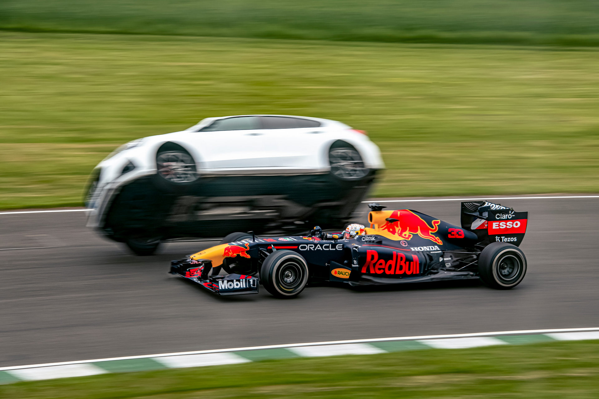 Nieuwsgierigheid De ik heb dorst Max Verstappen Races Red Bull F1 Car Against Spitfire | Carscoops