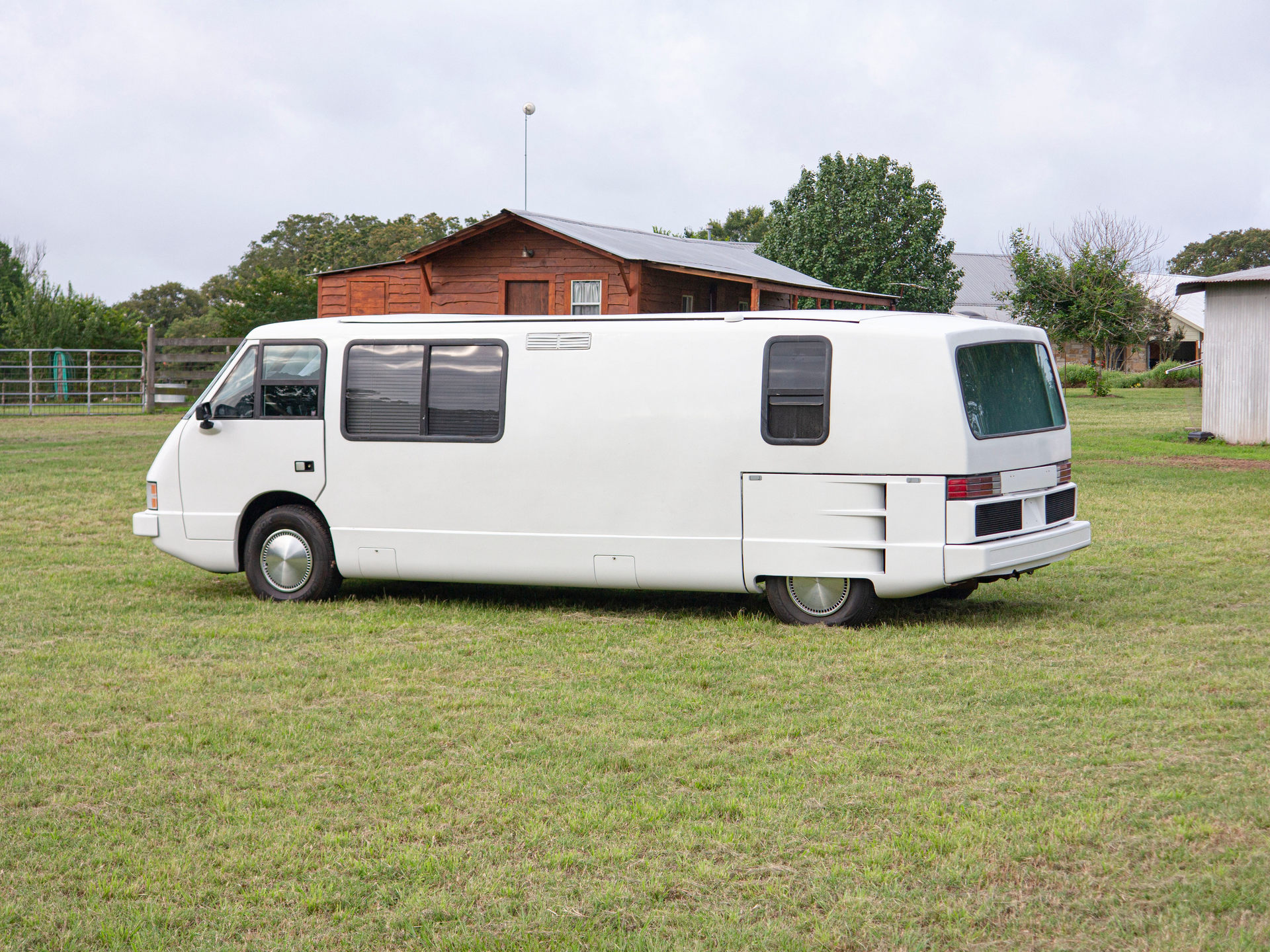 This Weird RV Is A Vixen 21 TD Powered By A BMW Straight-Six And Penned By The DeLorean’s Designer