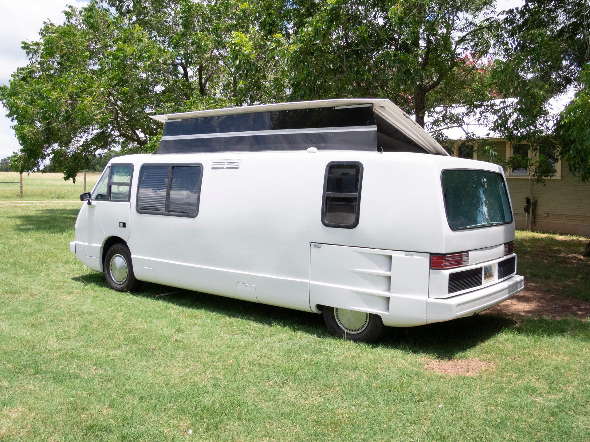 This Weird RV Is A Vixen 21 TD Powered By A BMW Straight-Six And Penned By The DeLorean’s Designer