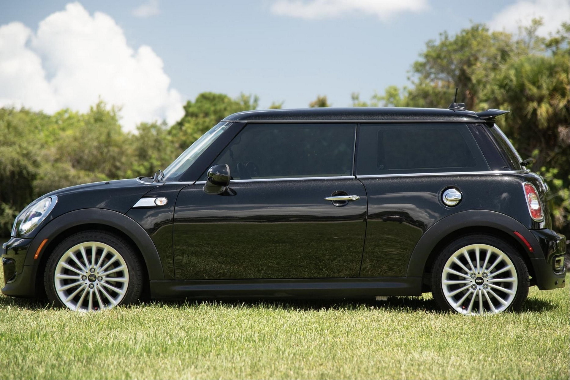 The 1 of 1000 “Inspired By Goodwood” Edition Is What Happens When Rolls-Royce Makes A MINI