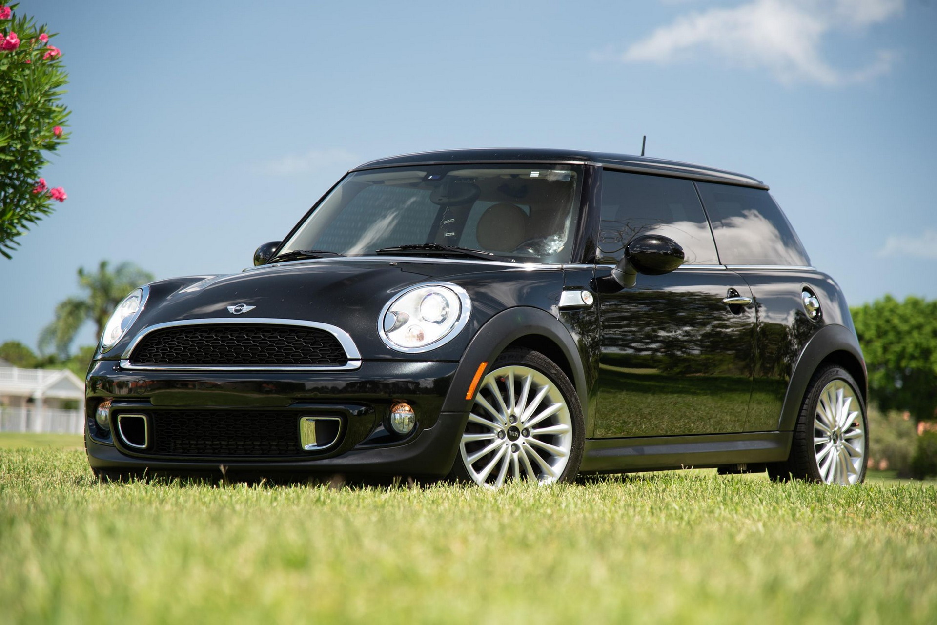 The 1 of 1000 “Inspired By Goodwood” Edition Is What Happens When Rolls-Royce Makes A MINI